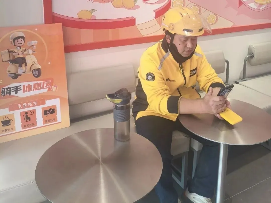 万荣县市场监管局:暖心服务“骑”上阵 为民实事暖人心