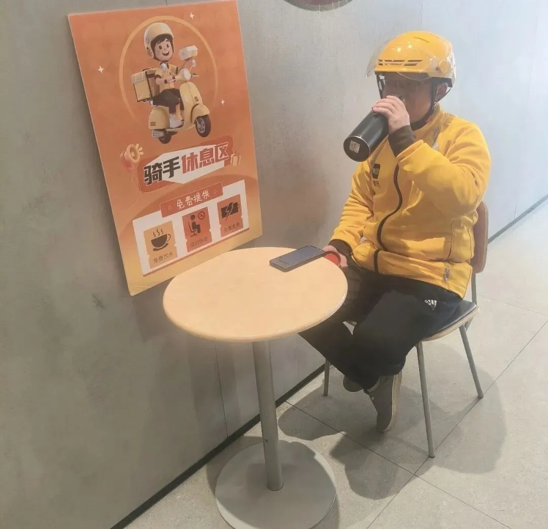 万荣县市场监管局:暖心服务“骑”上阵 为民实事暖人心