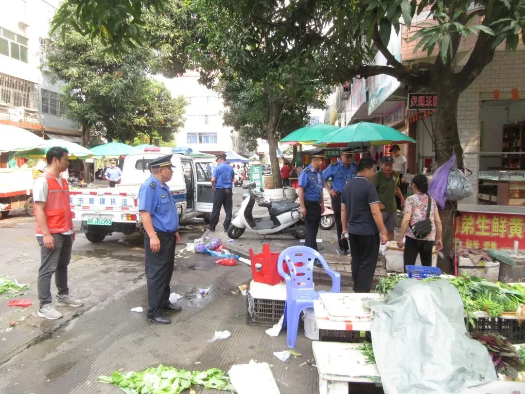 玉州城管 | 联合社区整治天心市场周边环境让“烟火气”更有“文明味”