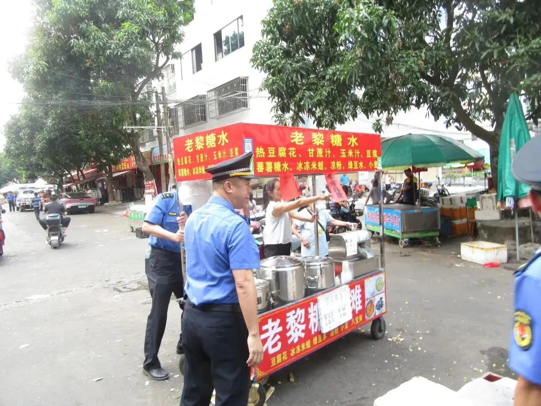 玉州城管 | 联合社区整治天心市场周边环境让“烟火气”更有“文明味”
