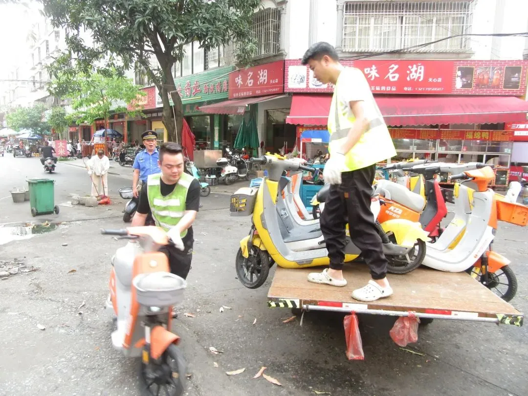 玉州城管 | 联合社区整治天心市场周边环境让“烟火气”更有“文明味”