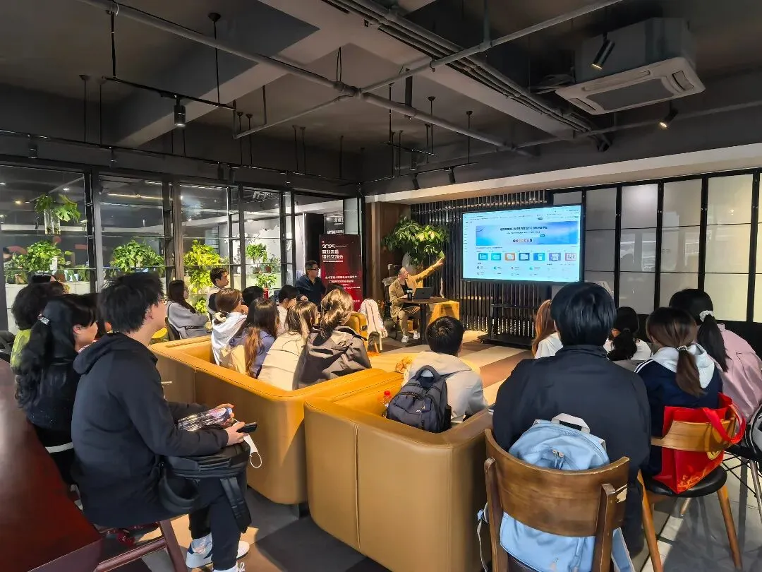 校企共育AI营销新人才:福建师范大学经济学院到访MayAI总部,深度体验全链路赋能