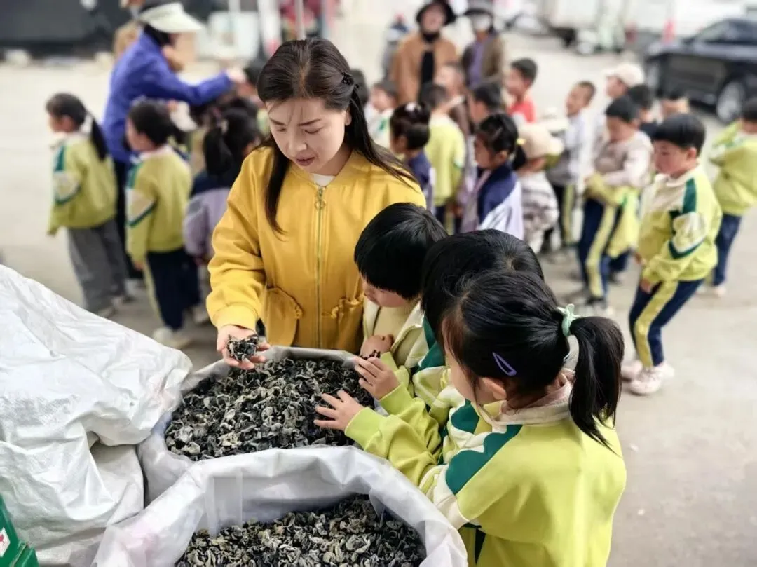 【社会实践】探秘烟火市场,乐享实践成长——庄浪县第二幼儿园开展探秘社会实践活动