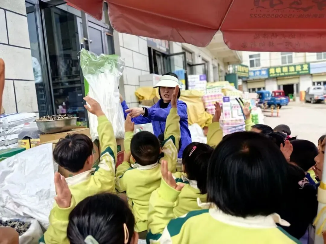 【社会实践】探秘烟火市场,乐享实践成长——庄浪县第二幼儿园开展探秘社会实践活动