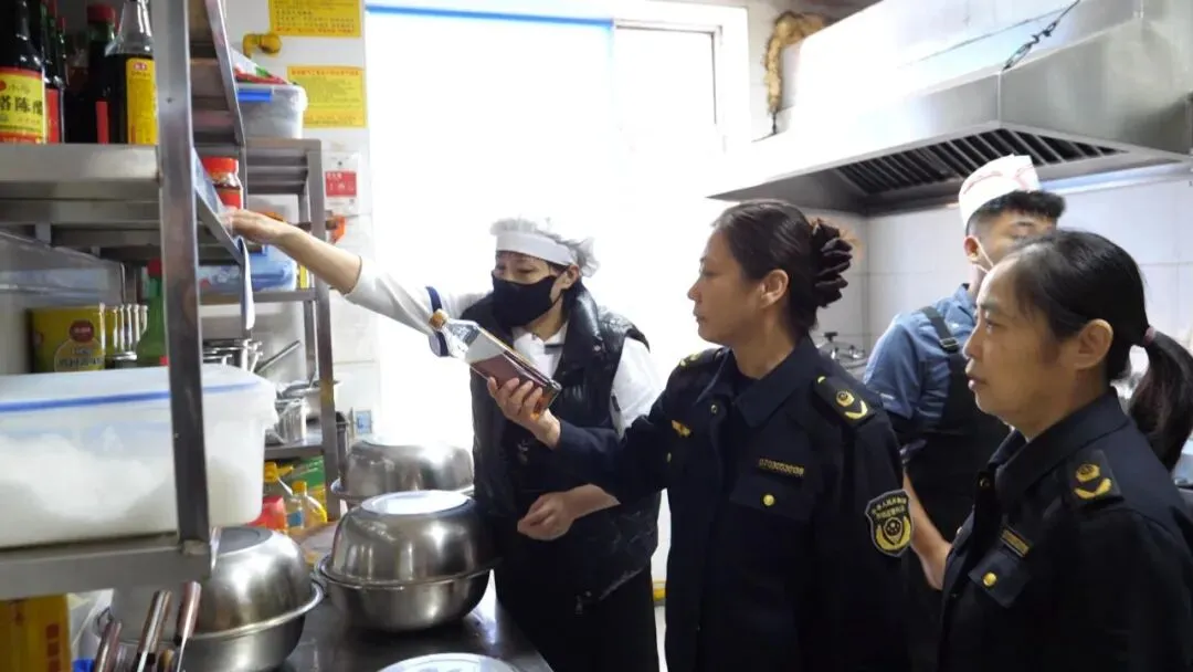 市场监督管理局开展反餐饮浪费宣传活动