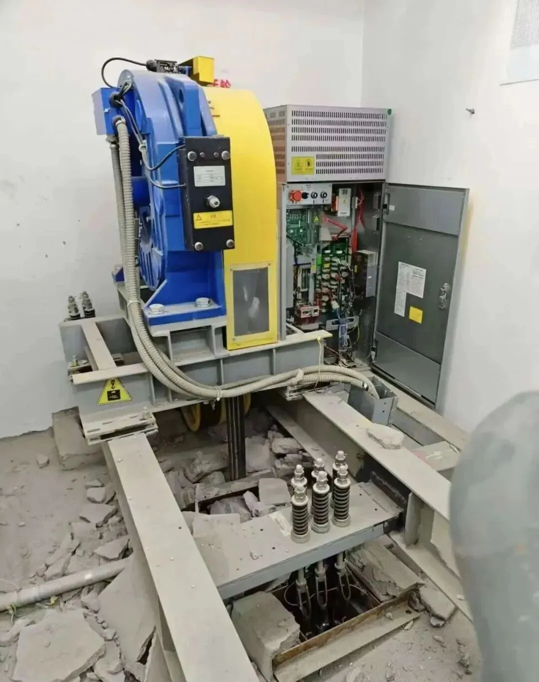 武汉一小区电梯冲顶,撞碎楼板!市场监管将依据调查结果,对涉事相关单位依法依规严肃处理.