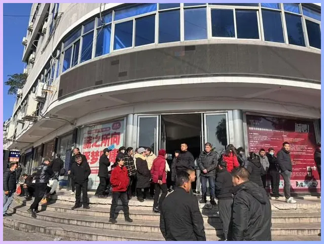 中老年保安求职渠道曝光:别再去劳务市场蹲了,这3个地方更靠谱