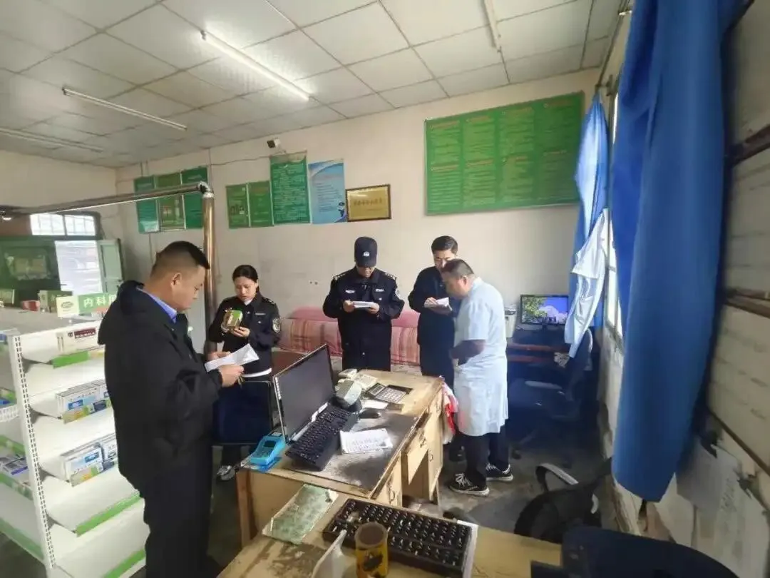凤县市场监督管理局联合凤县公安局环食药大队开展农村药品质量安全监督检查