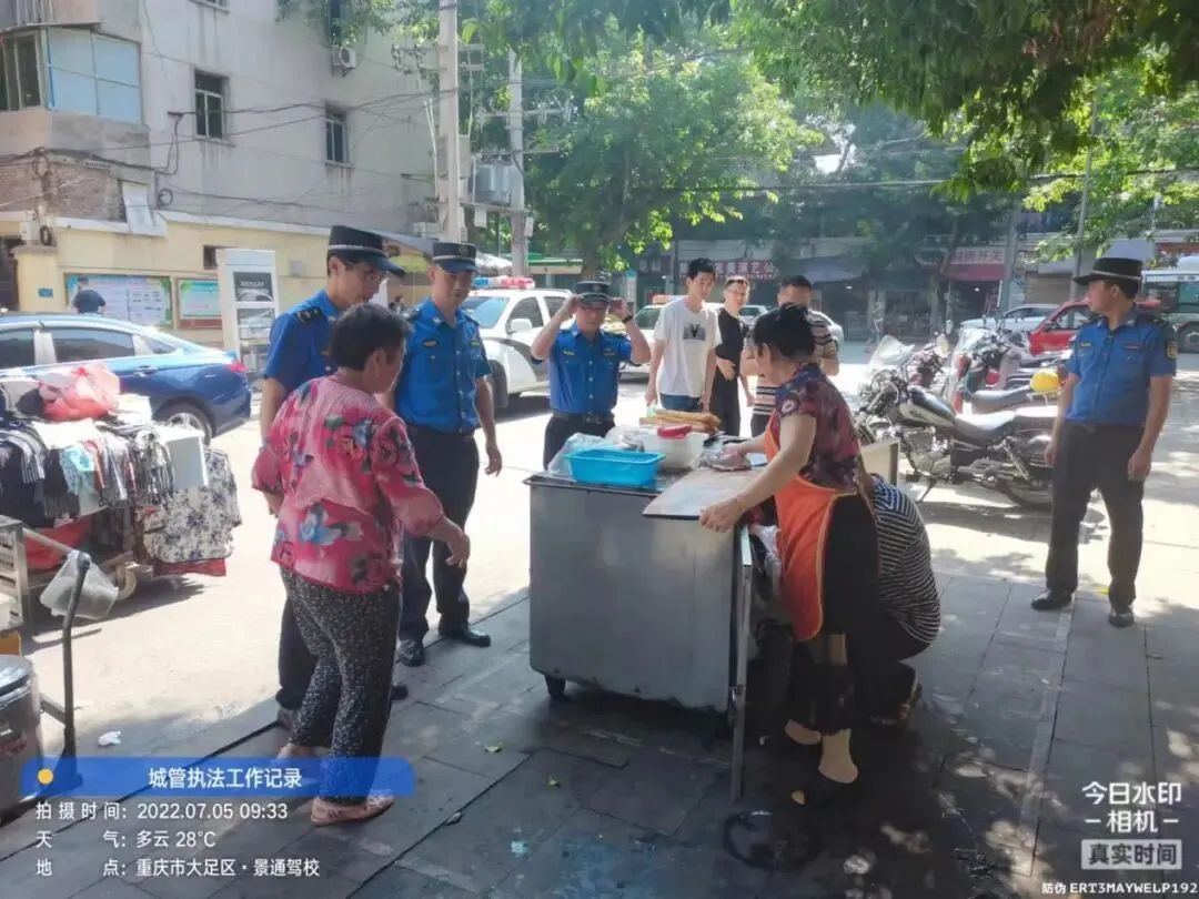 创文在行动!大足城管支队开展农贸市场周边市容环境整治专项行动