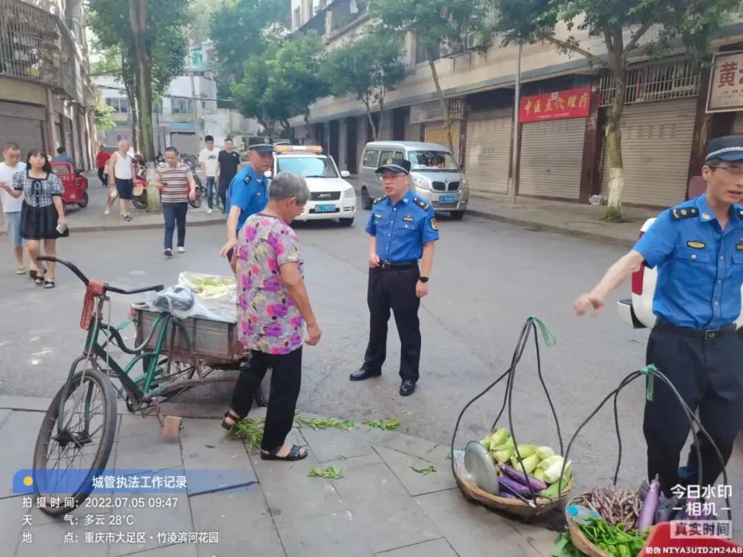 创文在行动!大足城管支队开展农贸市场周边市容环境整治专项行动
