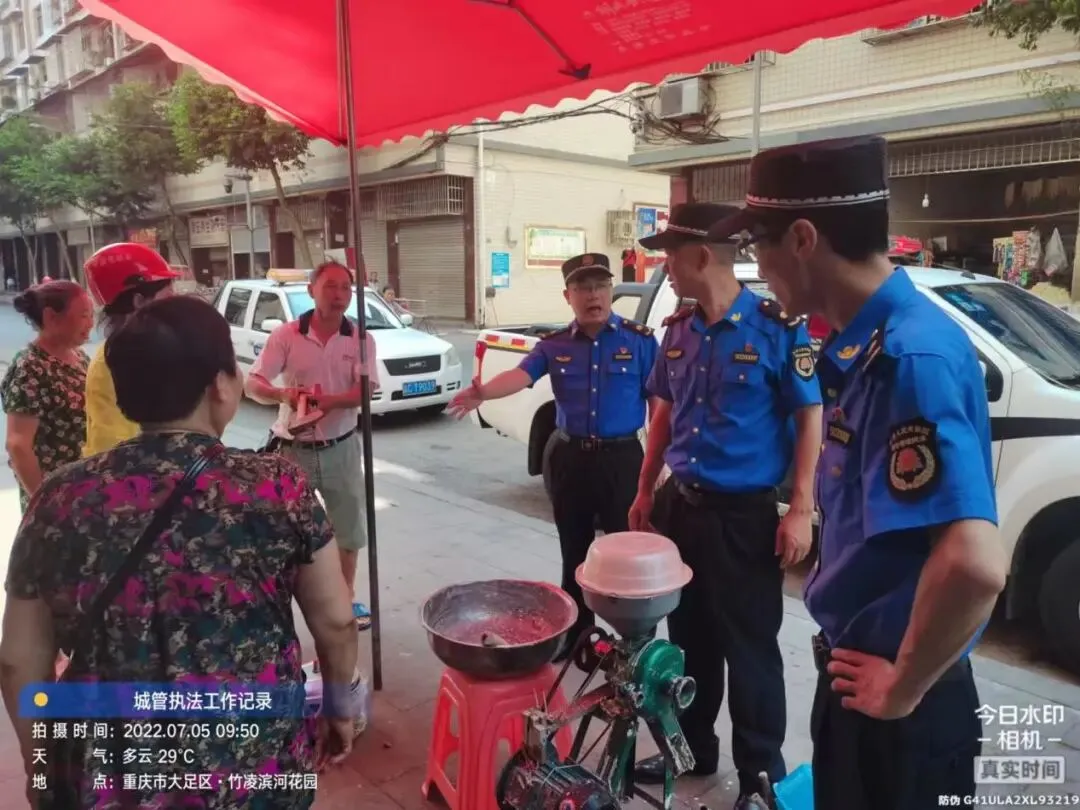 创文在行动!大足城管支队开展农贸市场周边市容环境整治专项行动