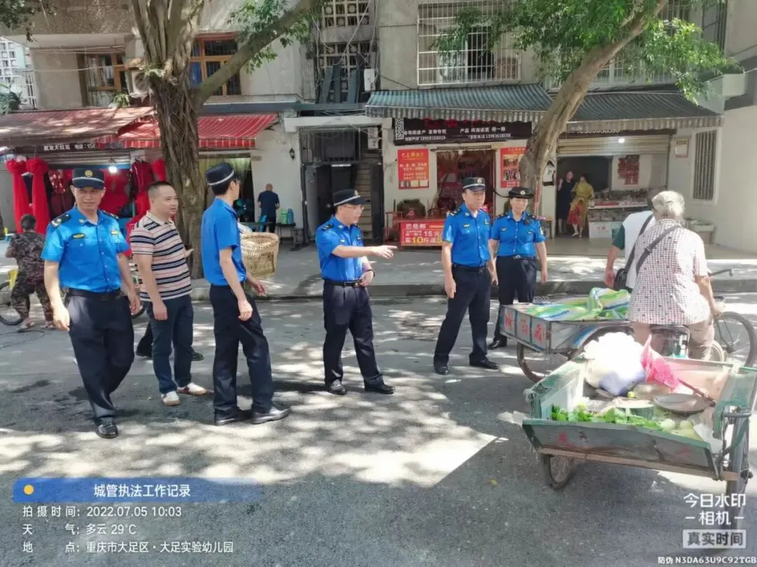 创文在行动!大足城管支队开展农贸市场周边市容环境整治专项行动