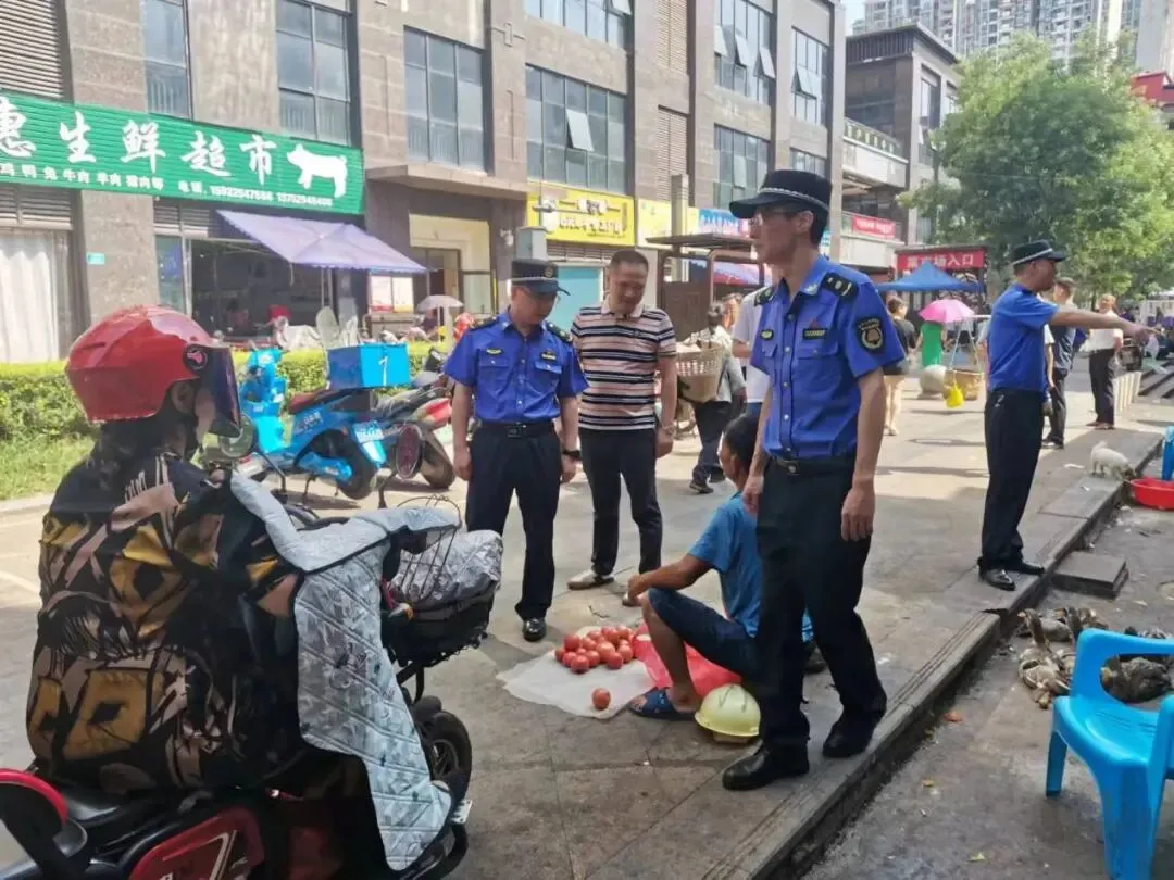 创文在行动!大足城管支队开展农贸市场周边市容环境整治专项行动