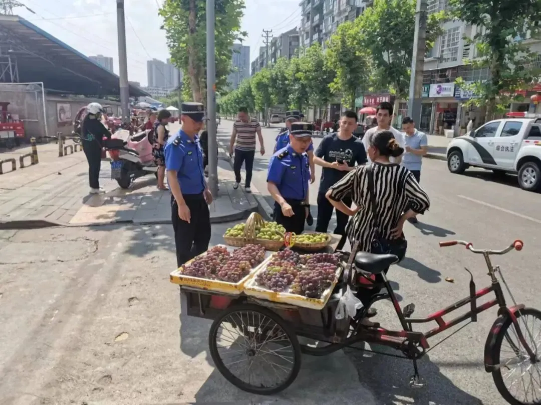 创文在行动!大足城管支队开展农贸市场周边市容环境整治专项行动