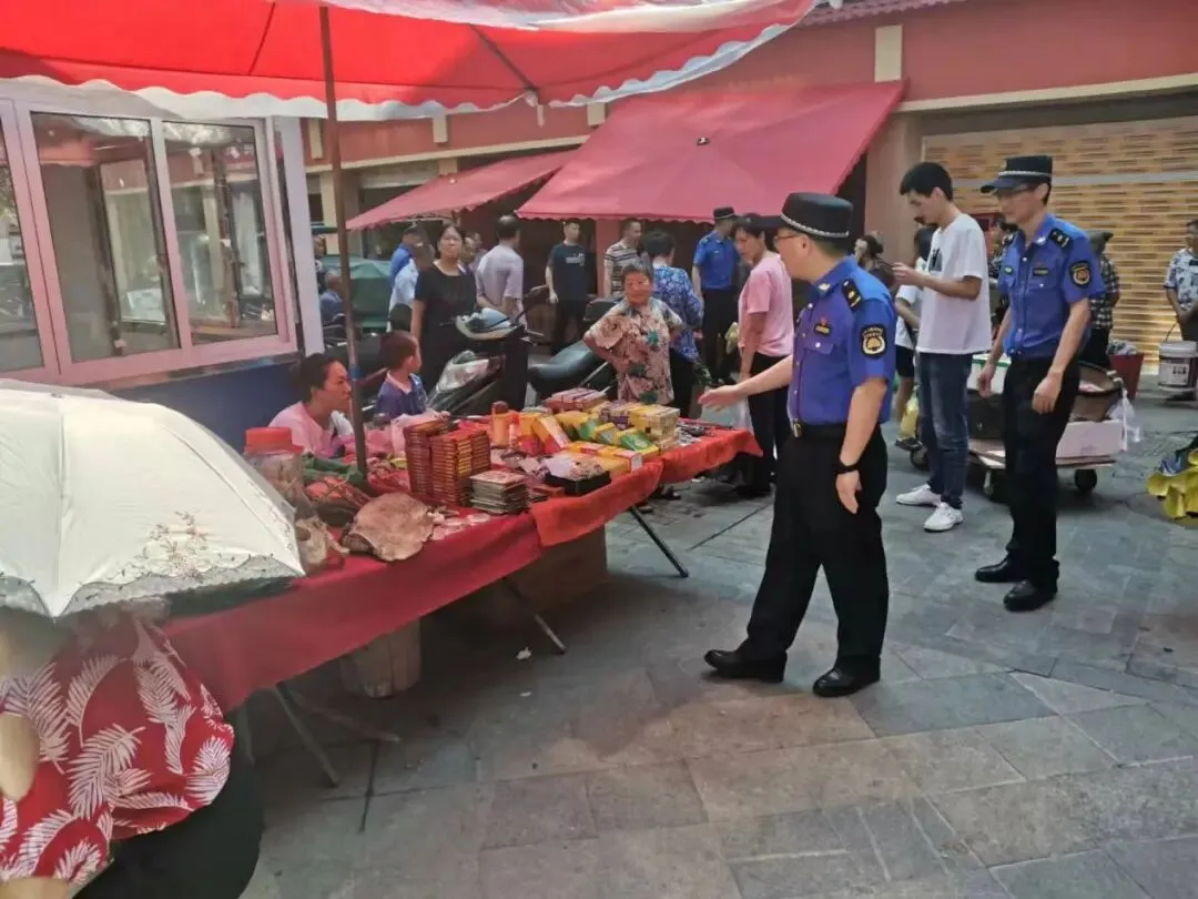 创文在行动!大足城管支队开展农贸市场周边市容环境整治专项行动