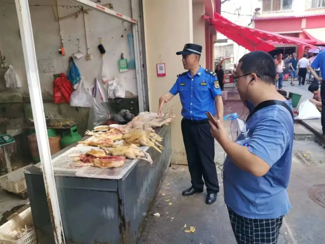 创文在行动!大足城管支队开展农贸市场周边市容环境整治专项行动