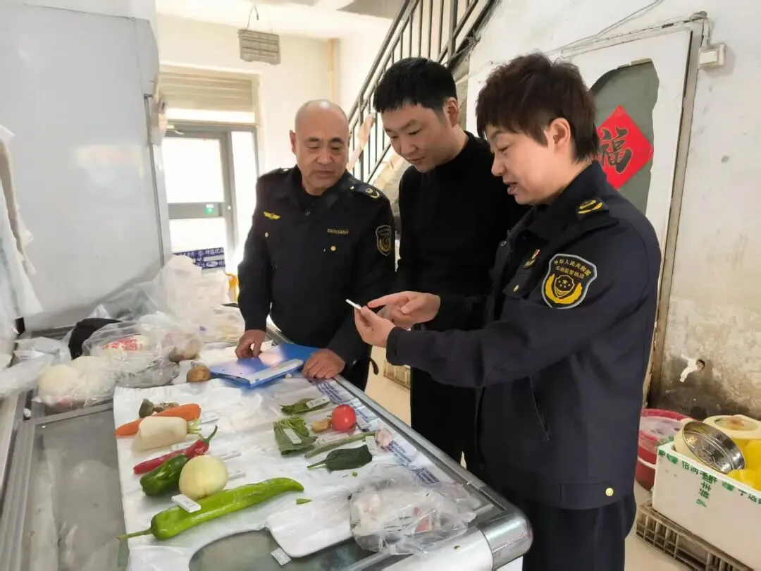 玉泉区市场监管局开展农贸市场农产品快检 守护市民“菜篮子”安全