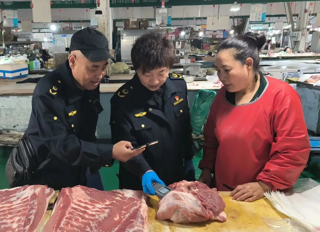 玉泉区市场监管局开展农贸市场农产品快检 守护市民“菜篮子”安全