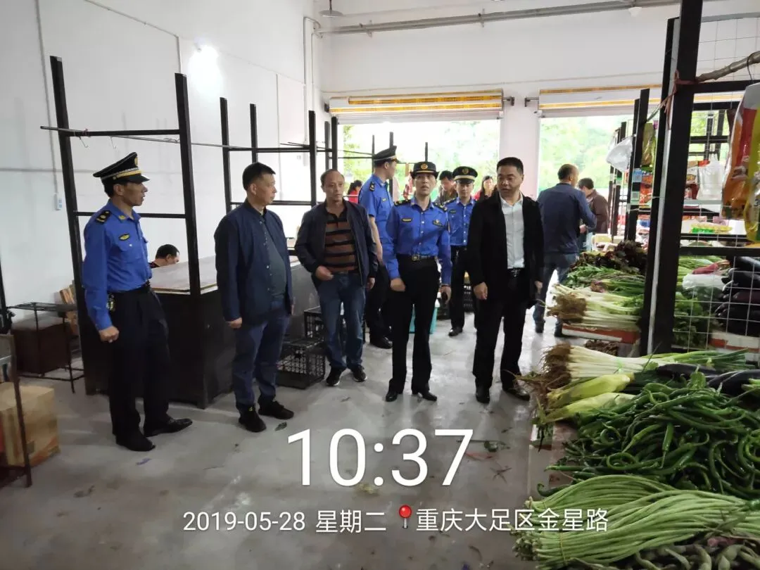 大足城管出奇招为马路市场安新家