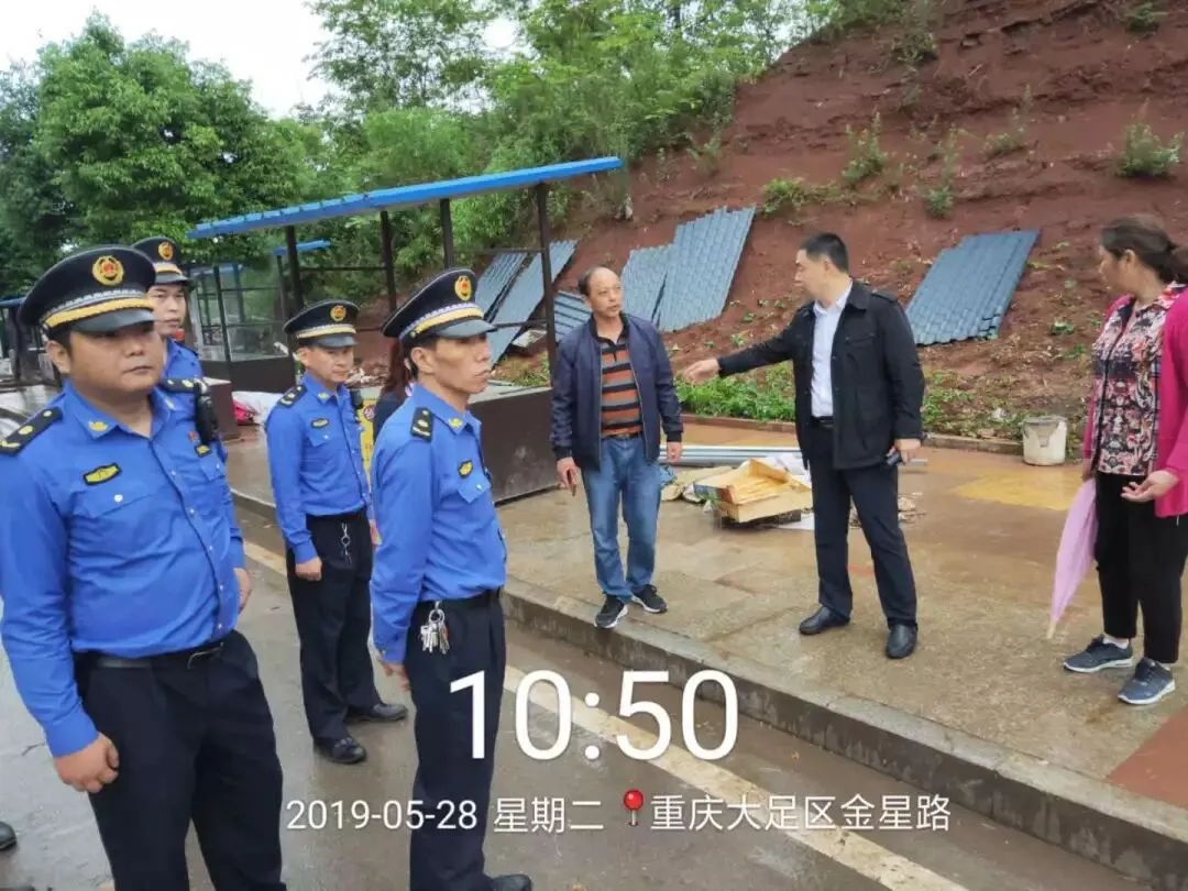 大足城管出奇招为马路市场安新家