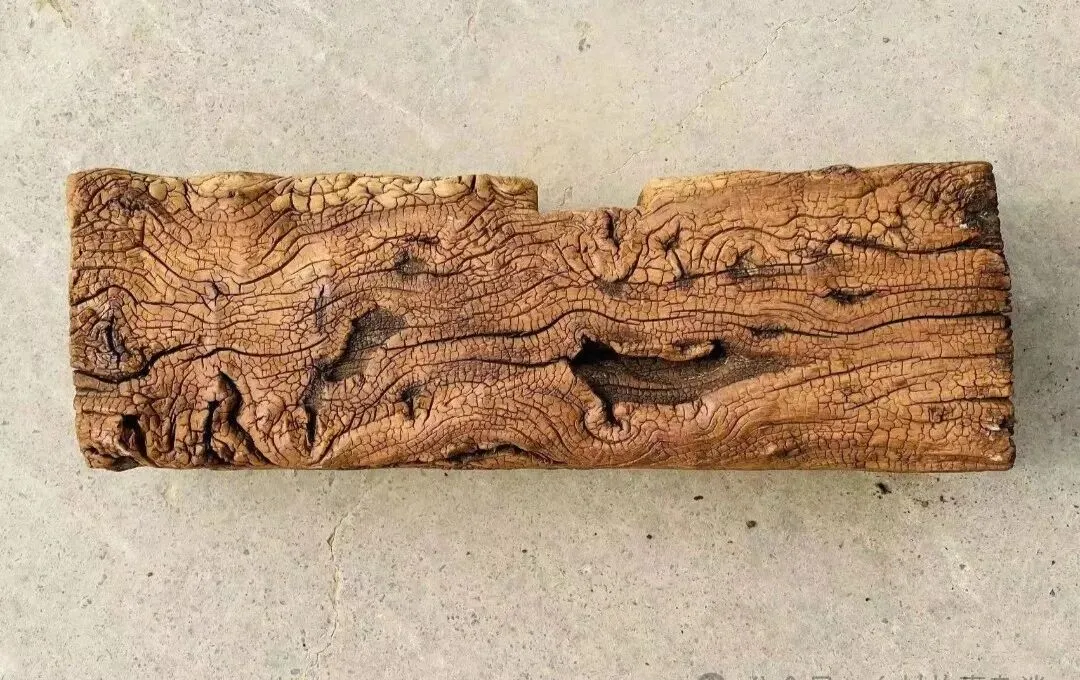 古玩市场见到神秘老物件——风化木与雷击枣木!