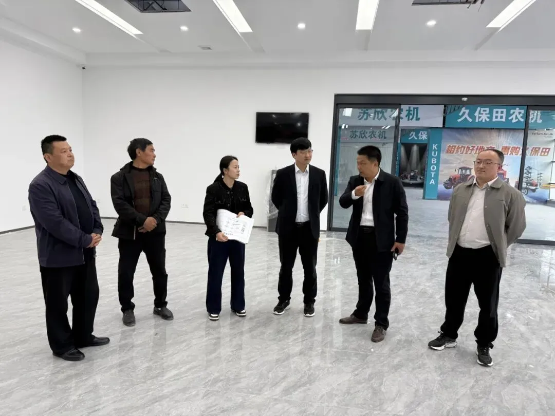卸甲镇领导莅临苏中农机大市场调研 项目收尾与展位布展稳步推进