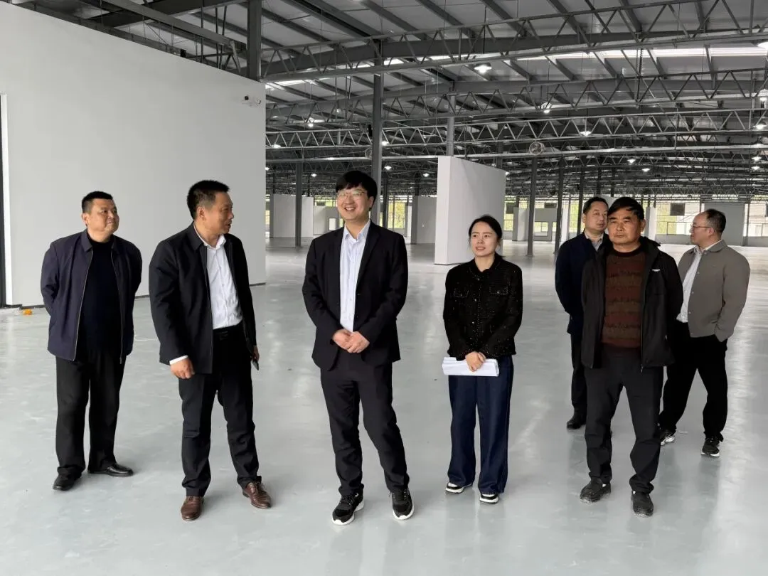 卸甲镇领导莅临苏中农机大市场调研 项目收尾与展位布展稳步推进