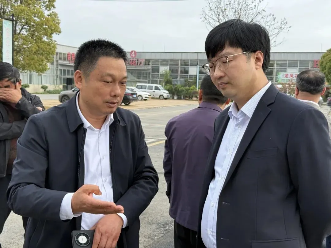 卸甲镇领导莅临苏中农机大市场调研 项目收尾与展位布展稳步推进