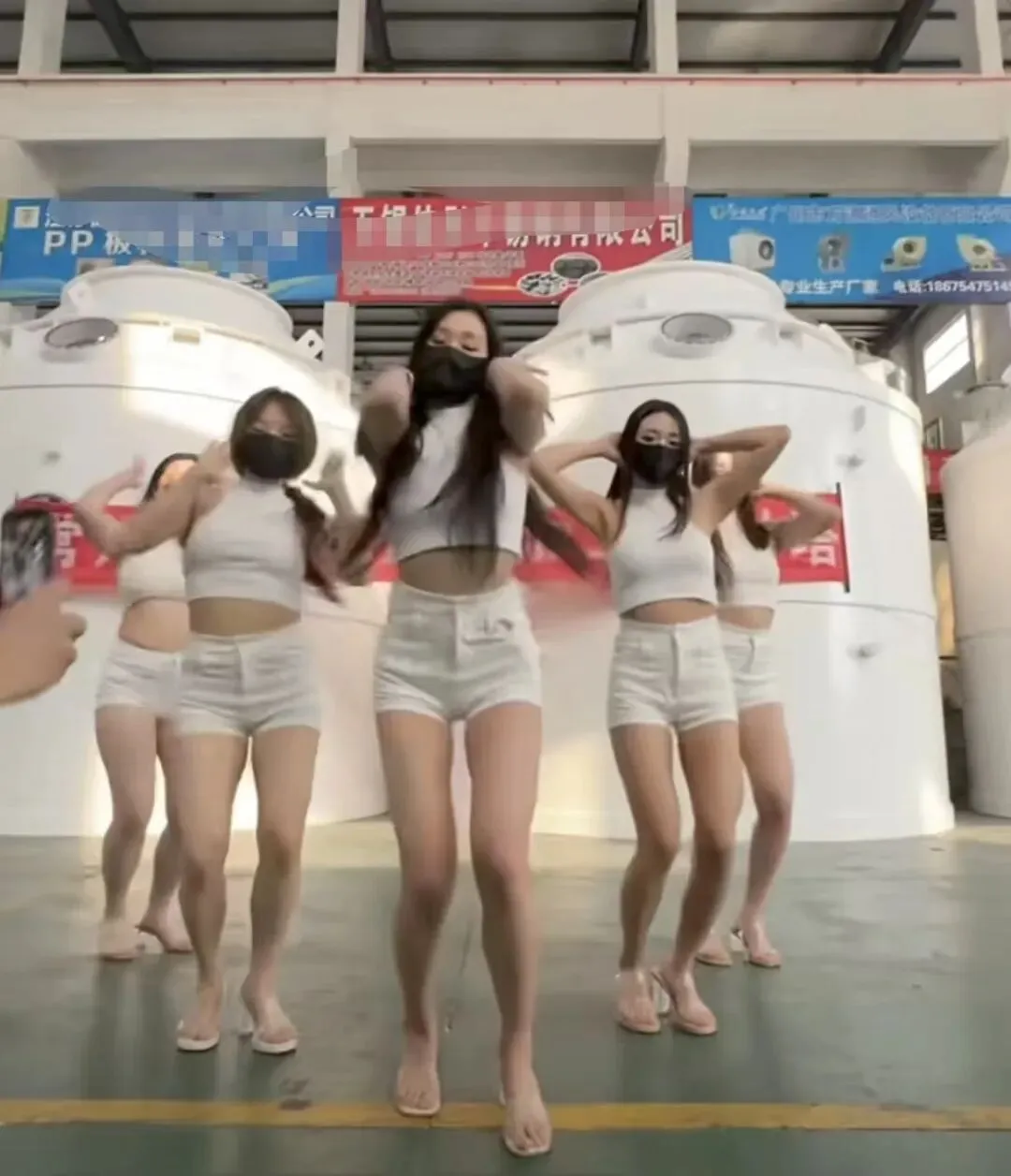 环博会 “辣妹热舞” 营销:争议背后的行业焦虑与破局