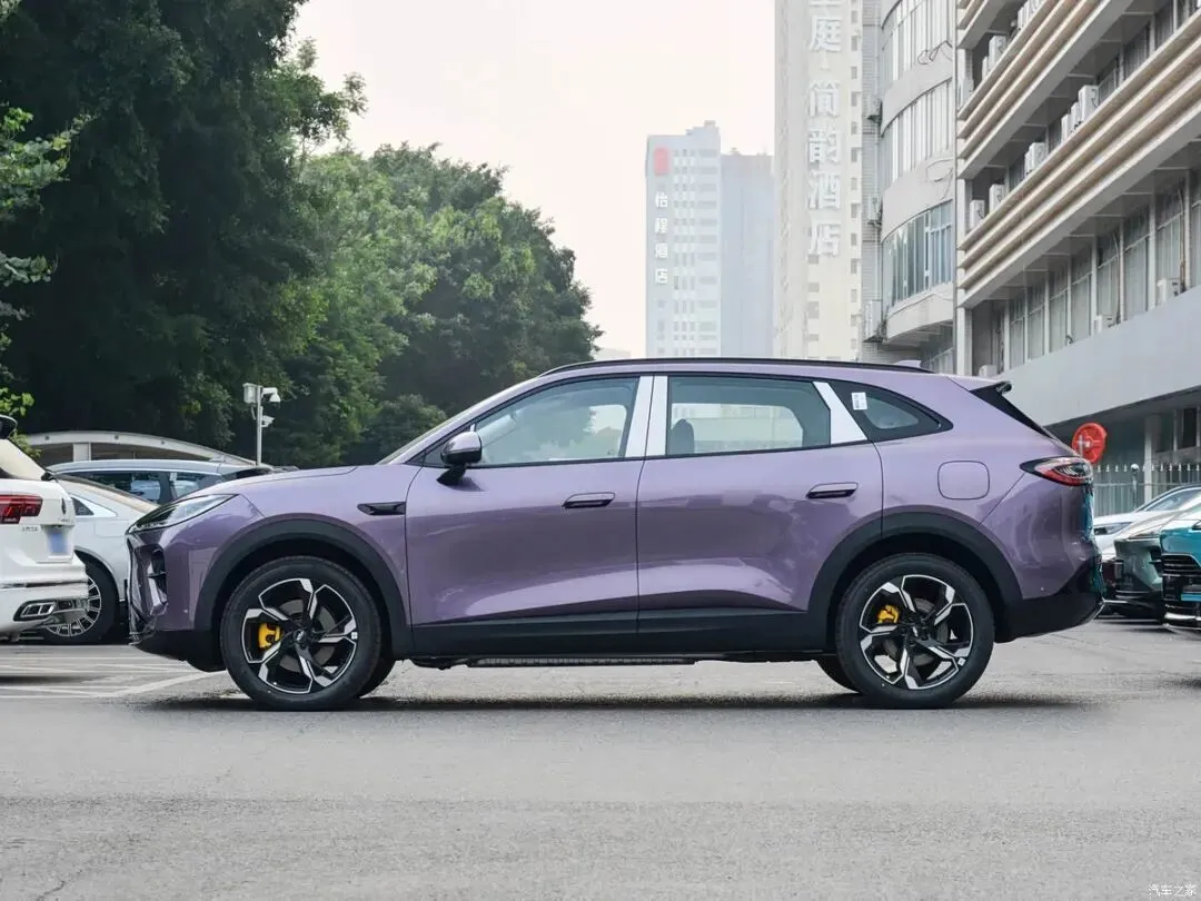 12.99万起!中型SUV杀入12万级市场?256色氛围灯、全景天幕,续航2000km!