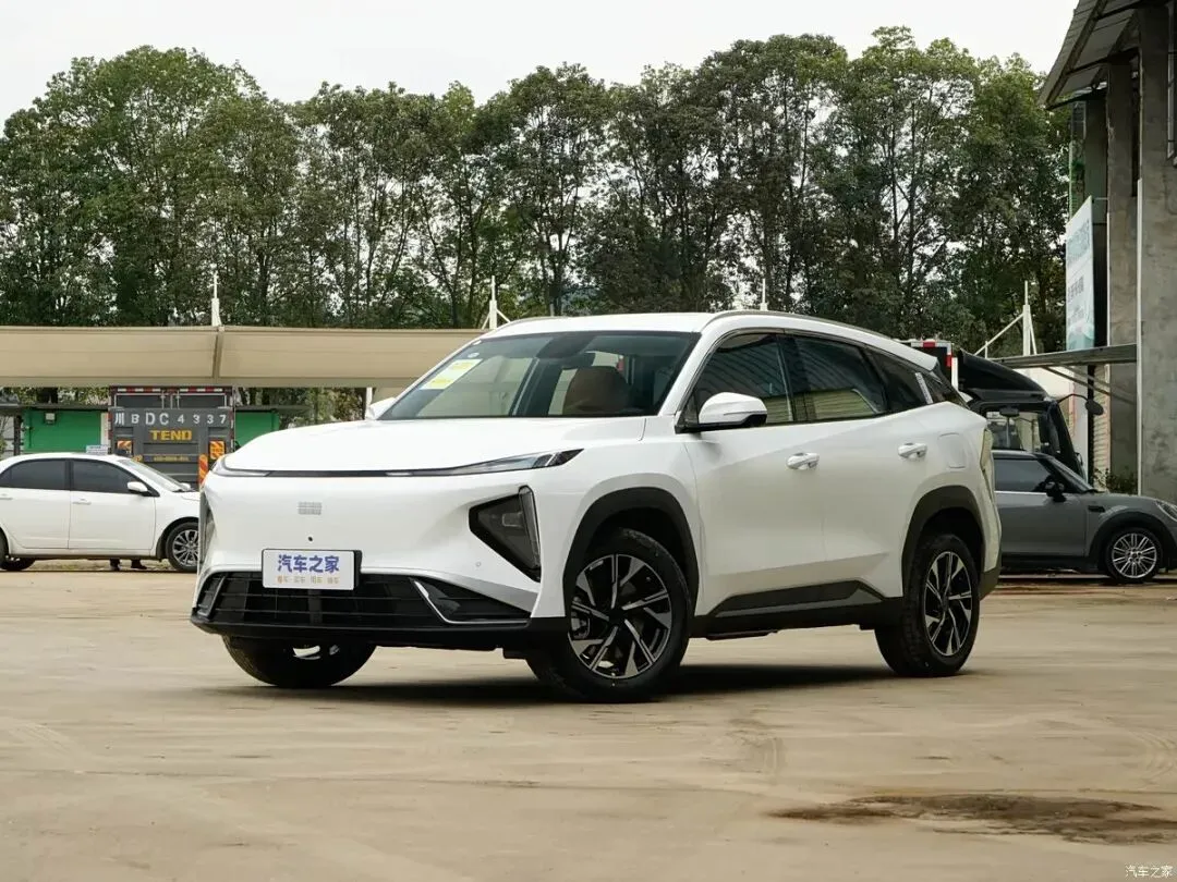 12.99万起!中型SUV杀入12万级市场?256色氛围灯、全景天幕,续航2000km!