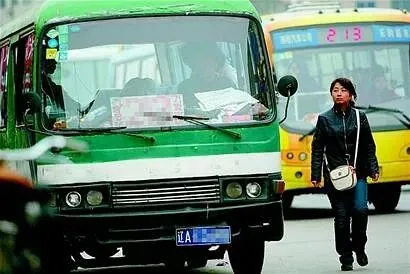 沈阳小公汽彻底退出运营市场(2009.10.17)