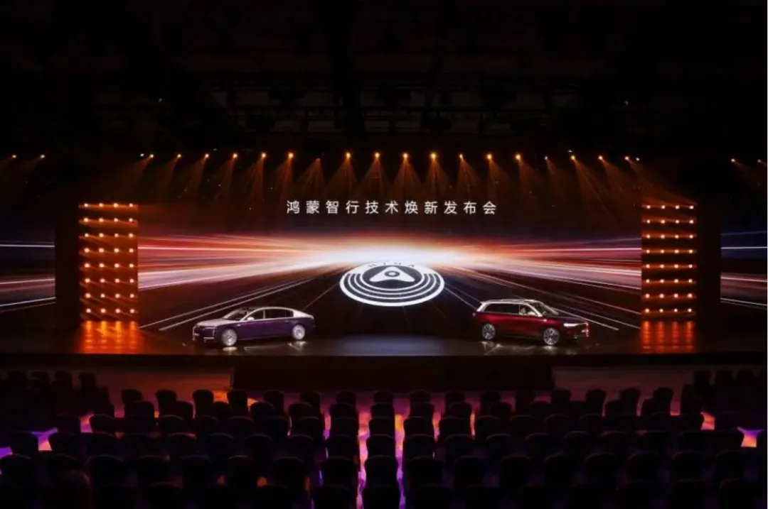 “饱和攻击”友商反遭群嘲:鸿蒙智行的营销战,为何越打越让人反感?