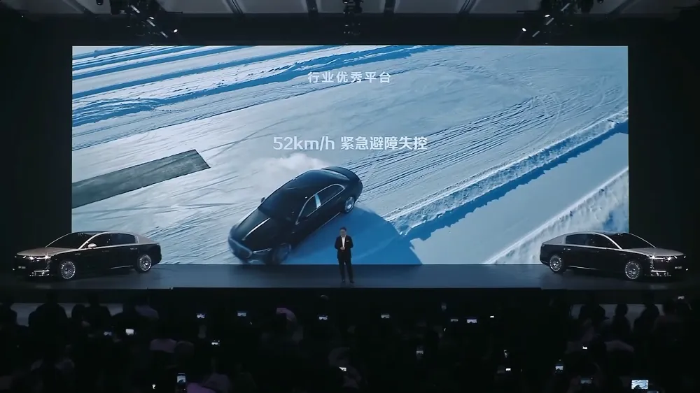 “饱和攻击”友商反遭群嘲:鸿蒙智行的营销战,为何越打越让人反感?