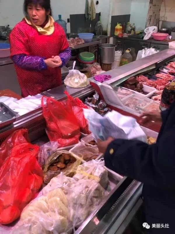 头灶镇食安委联合市场监管分局等多部门开展农村假冒伪劣食品专项整治行动