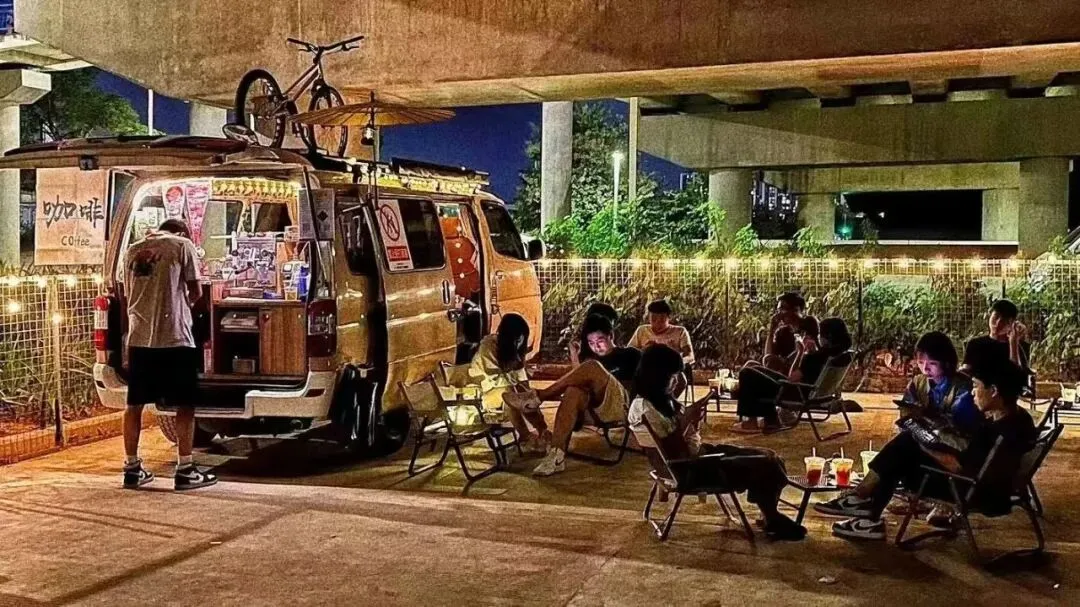 不靠营销走红!东莞初代咖啡车车主,在万江开了港式茶记