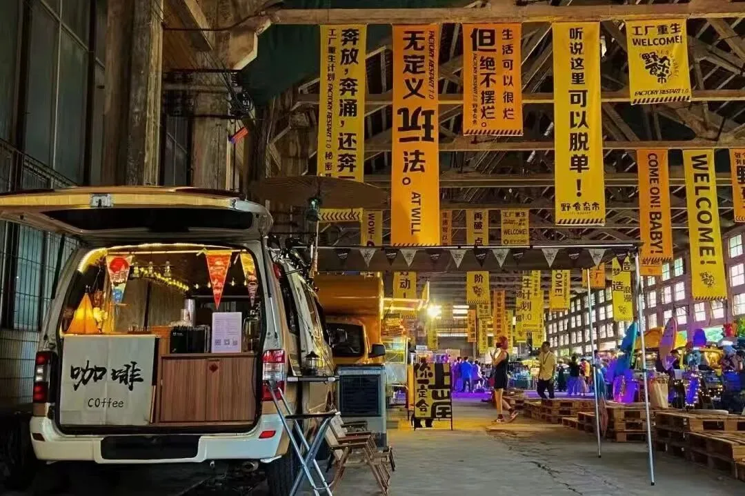 不靠营销走红!东莞初代咖啡车车主,在万江开了港式茶记