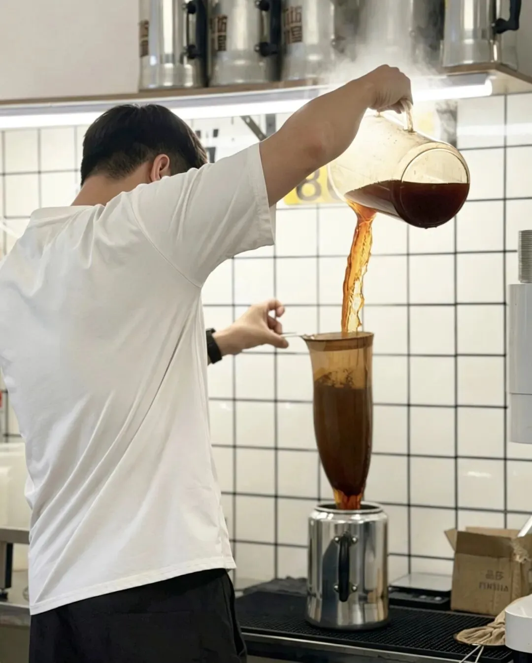 不靠营销走红!东莞初代咖啡车车主,在万江开了港式茶记