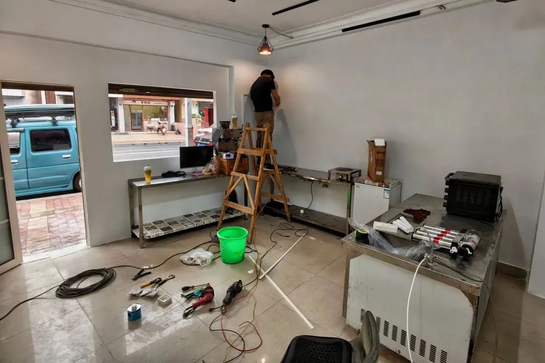 不靠营销走红!东莞初代咖啡车车主,在万江开了港式茶记