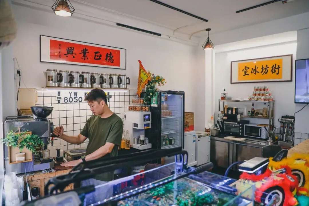 不靠营销走红!东莞初代咖啡车车主,在万江开了港式茶记
