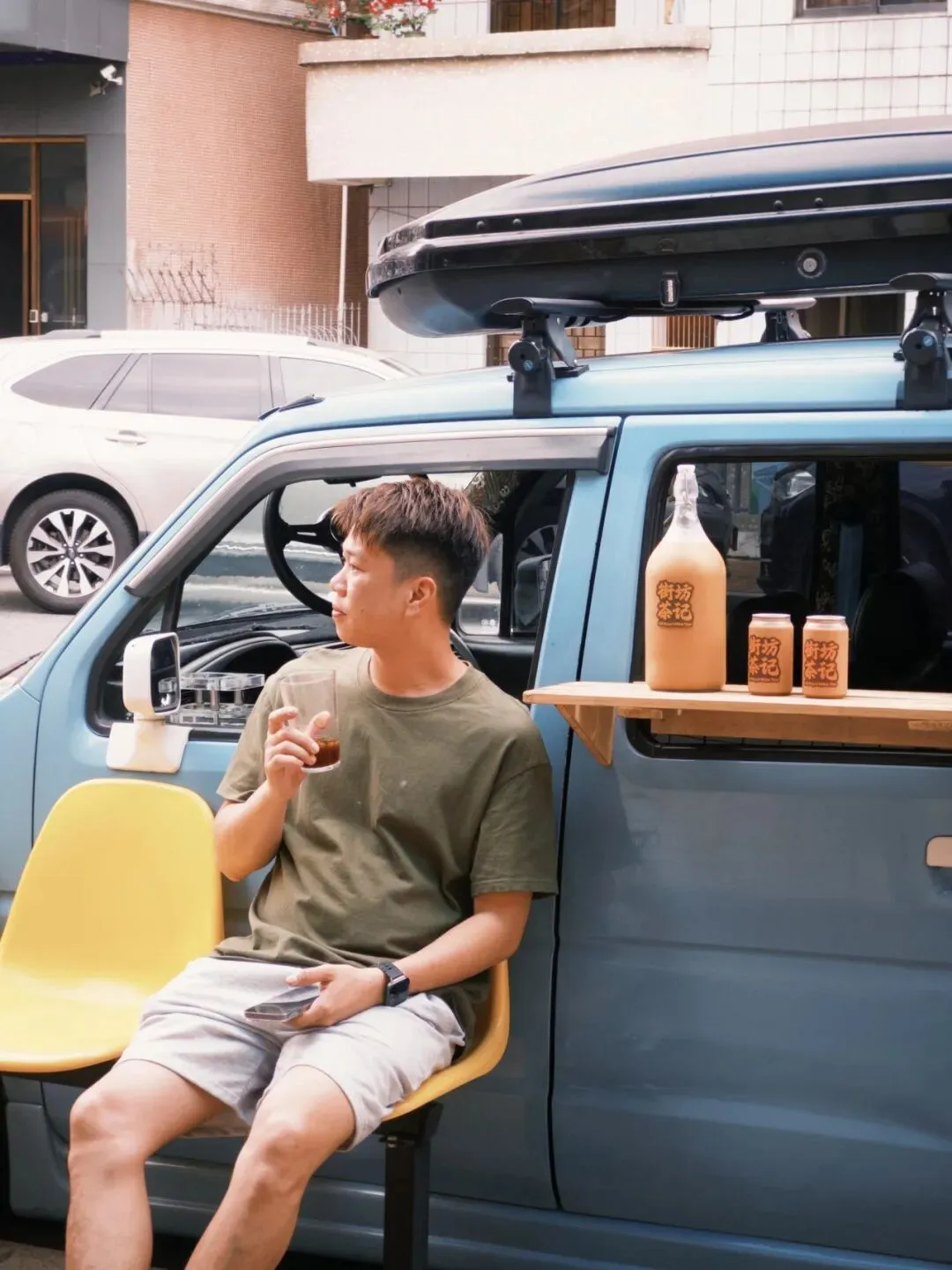 不靠营销走红!东莞初代咖啡车车主,在万江开了港式茶记