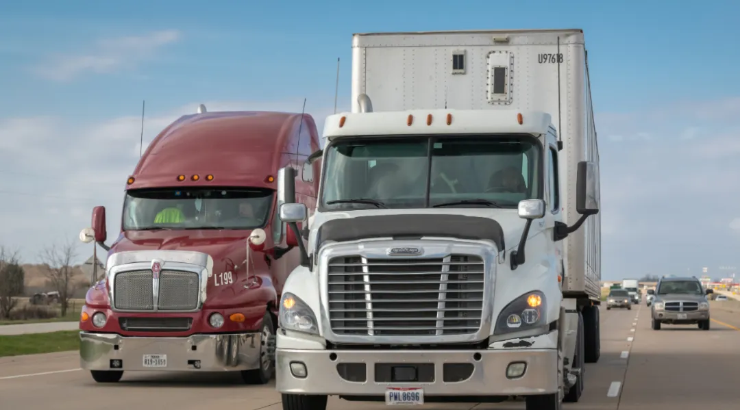 3 月美国货运市场持续收紧:运价连涨 15 个月,司机短缺成关键推手