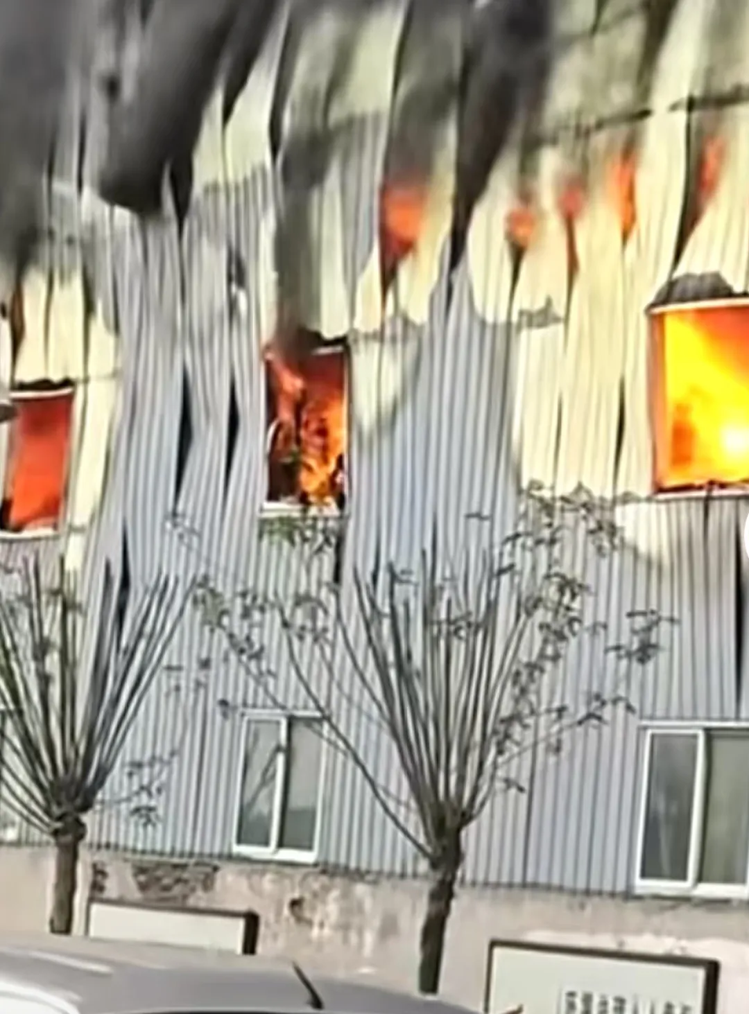 陕西神木一建材市场突发大火被扑灭后疑似复燃,人员伤亡及财产损失情况尚未通报