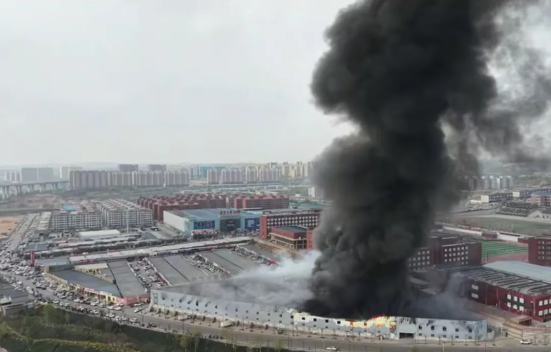 陕西神木一建材市场突发大火被扑灭后疑似复燃,人员伤亡及财产损失情况尚未通报
