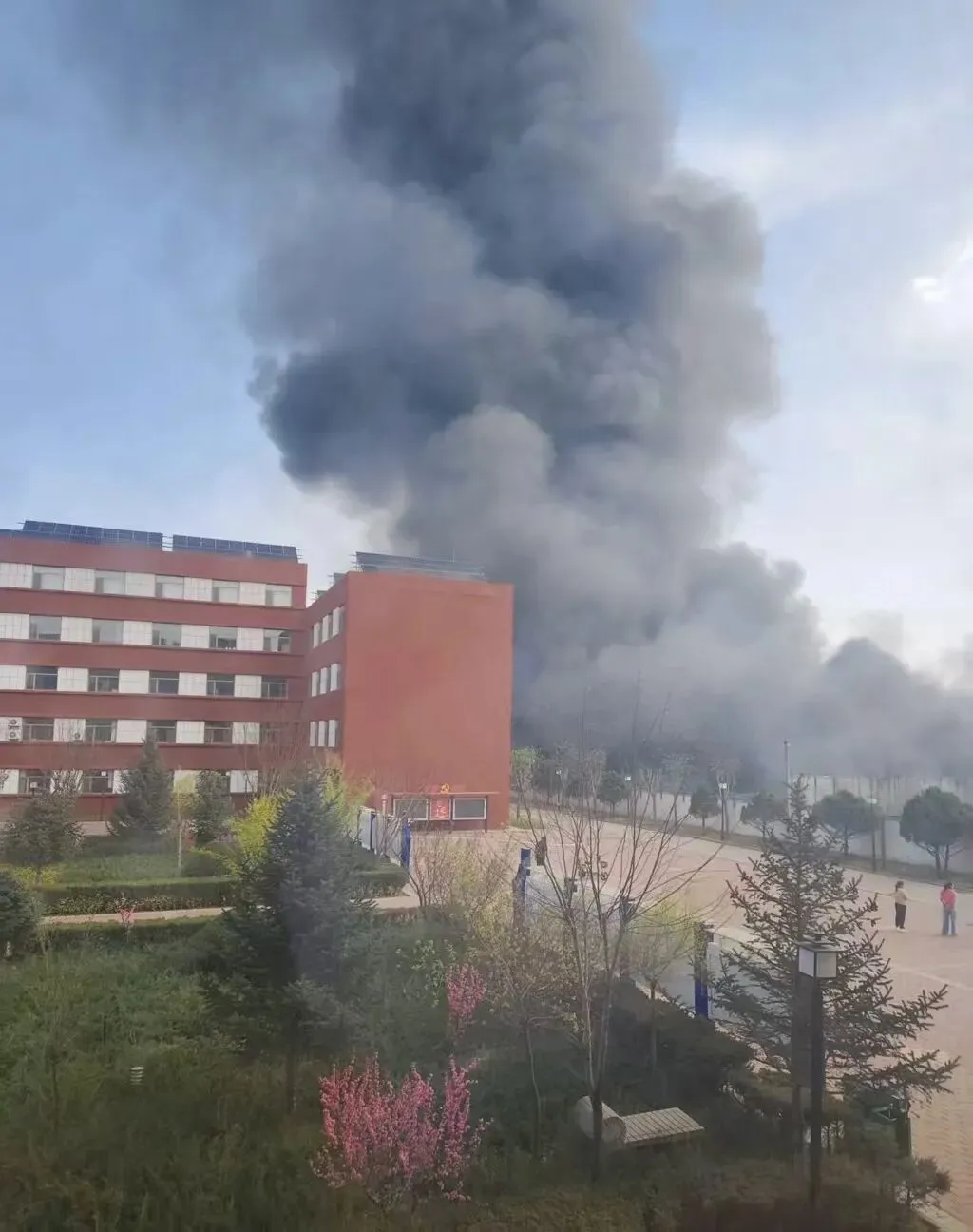 陕西神木一建材市场突发大火被扑灭后疑似复燃,人员伤亡及财产损失情况尚未通报