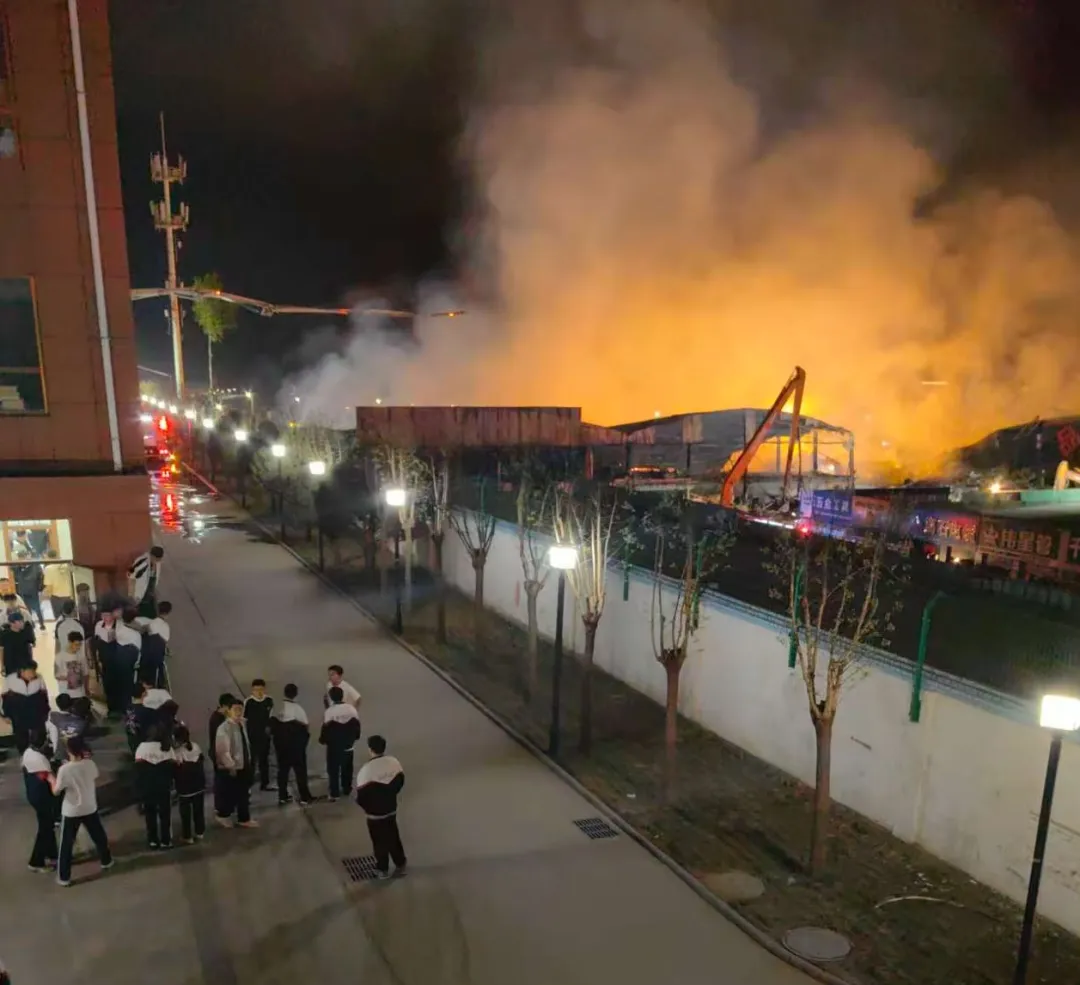 陕西神木一建材市场突发大火被扑灭后疑似复燃,人员伤亡及财产损失情况尚未通报