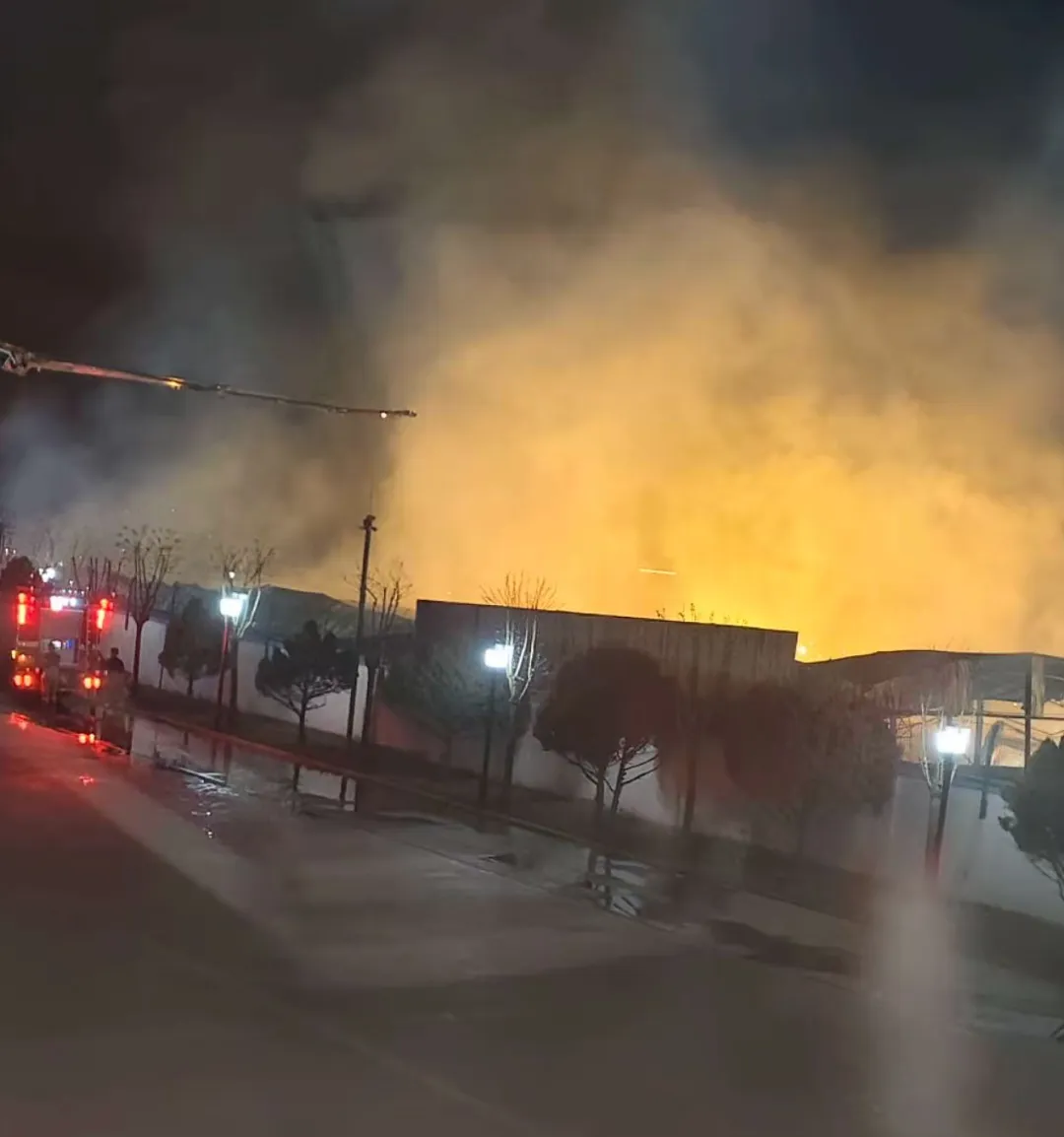 陕西神木一建材市场突发大火被扑灭后疑似复燃,人员伤亡及财产损失情况尚未通报