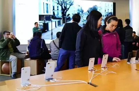 中国手机市场寒冬暴跌1%,苹果竟暴涨42%狂卖2721万台!华为周销被碾压三倍?