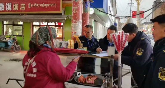 同德县市场监督管理局开展小摊贩食品安全专项检查