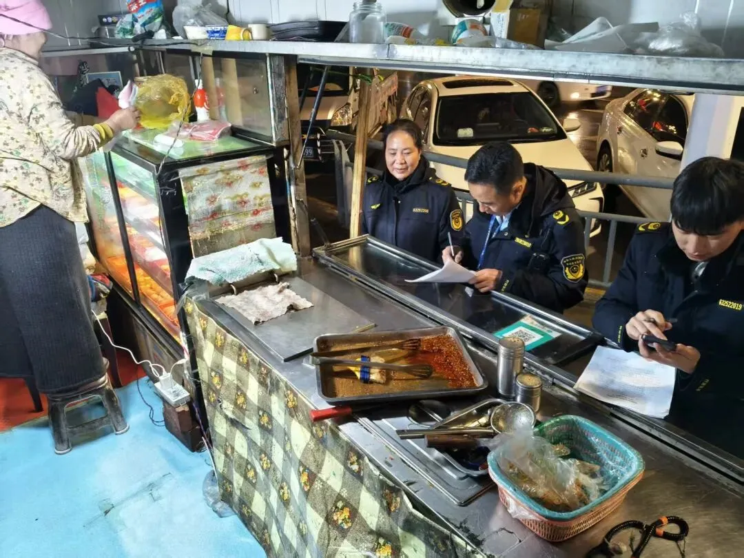 同德县市场监督管理局开展小摊贩食品安全专项检查